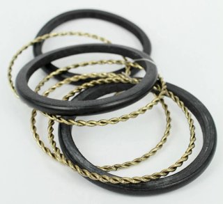 Braccialetti settimanali in legno e metallo