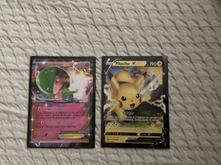 Cromos Pokémon Gardevoir y Pikachu V