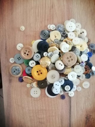 Kit cucito: fili, bottoni e accessori