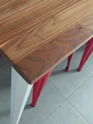 Mesa comedor o cocina con 2 banquitos rojos