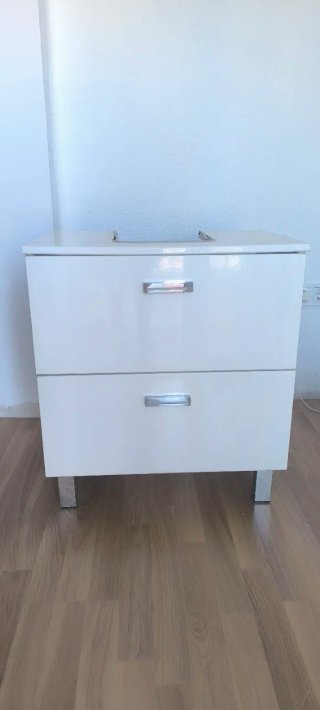 Mueble de baño blanco con patas metálicas