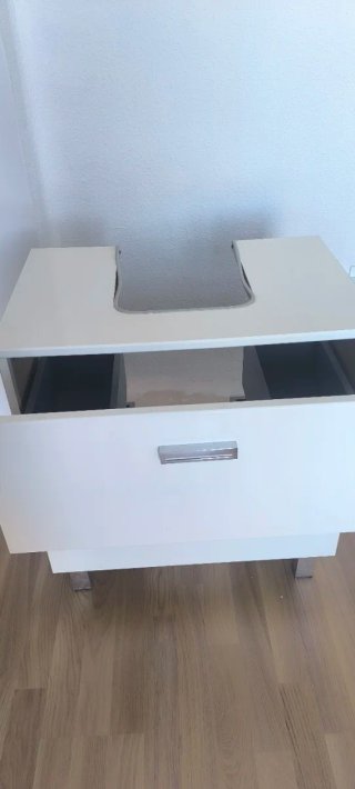Mueble de baño blanco con patas metálicas