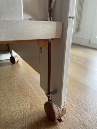 Cuna de madera blanca con dibujos