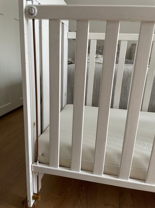 Cuna de madera blanca con dibujos