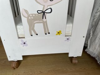 Cuna de madera blanca con dibujos