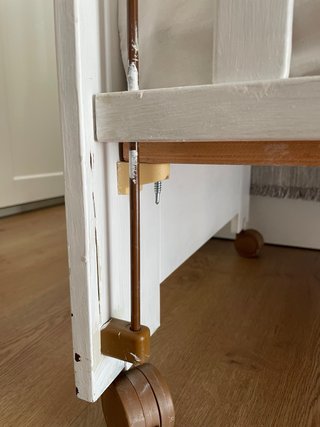 Cuna de madera blanca con dibujos