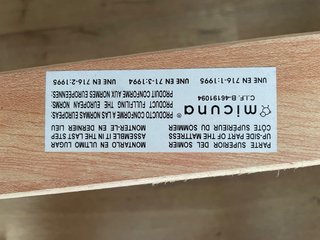 Cuna de madera blanca con dibujos