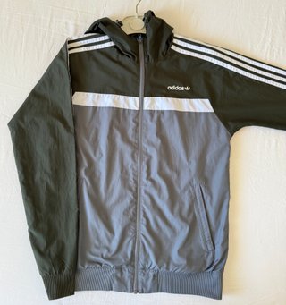 Giacca Adidas leggera con cappuccio