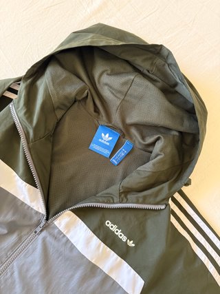 Giacca Adidas leggera con cappuccio
