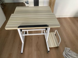 Tavolo per computer con ruote