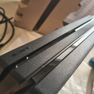 PS4 Pro 1TB Boxata con Cartoni Interni e 3 Pad