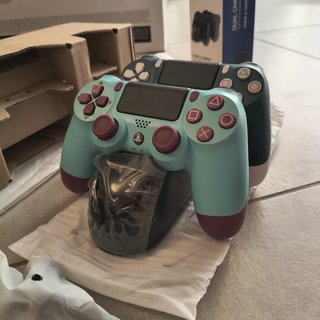 PS4 Pro 1TB Boxata con Cartoni Interni e 3 Pad