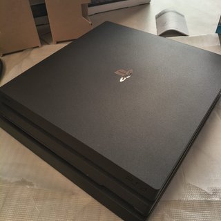 PS4 Pro 1TB Boxata con Cartoni Interni e 3 Pad
