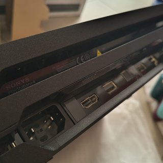 PS4 Pro 1TB Boxata con Cartoni Interni e 3 Pad