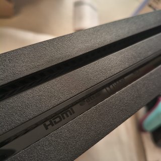 PS4 Pro 1TB Boxata con Cartoni Interni e 3 Pad