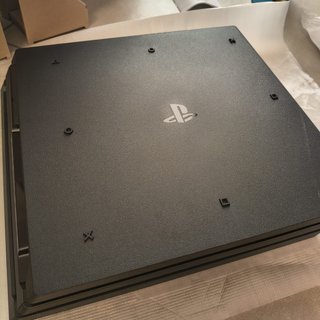 PS4 Pro 1TB Boxata con Cartoni Interni e 3 Pad