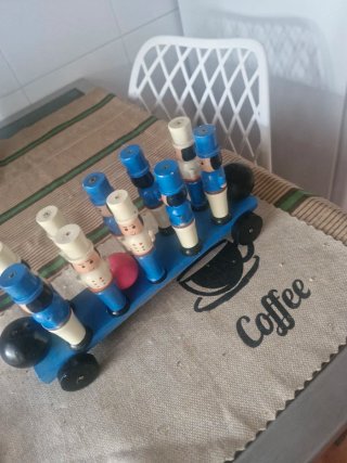 Juguete antiguo de madera con figuras