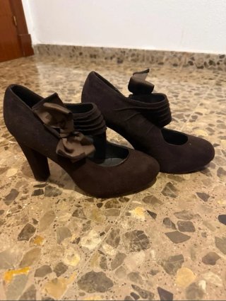 Zapatos de tacón marrones con lazo