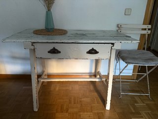 Mesa tocinería cocina vintage. Incluye las 3 silla