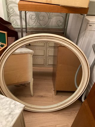 Espejo ovalado beige y blanco