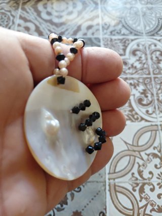 Ciondolo madreperla con perla e cristalli