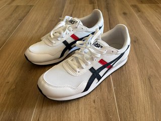 Zapatillas Asics Blancas con Detalles Rojos