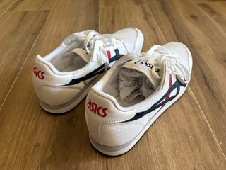 Zapatillas Asics Blancas con Detalles Rojos