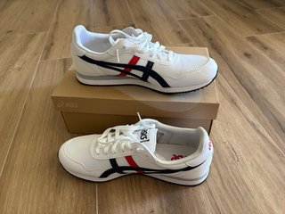 Zapatillas Asics Blancas con Detalles Rojos