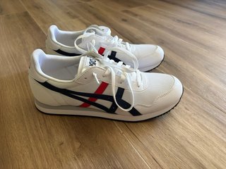 Zapatillas Asics Blancas con Detalles Rojos