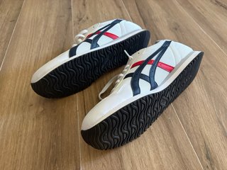Zapatillas Asics Blancas con Detalles Rojos