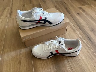 Zapatillas Asics Blancas con Detalles Rojos