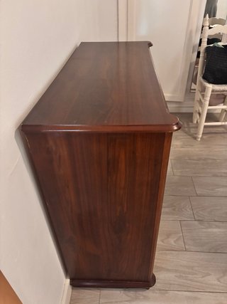 Cómoda de madera.  Está en Denia.