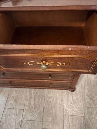Cómoda de madera.  Está en Denia.