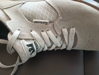 Zapatillas Supra Beige y Blancas