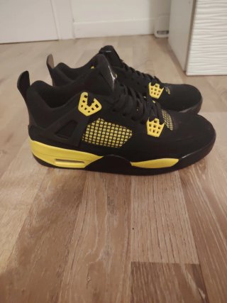Scarpe Jordan nere e gialle