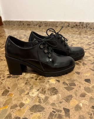 Zapatos de tacón negros con cordones