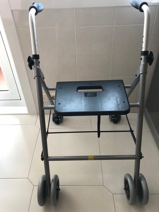 Se vende andador con asiento