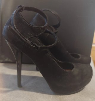Zapatos de tacón negros con pulsera