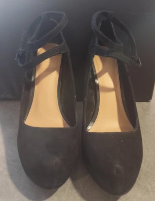 Zapatos de tacón negros con pulsera