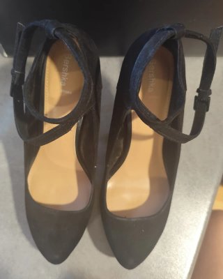 Zapatos de tacón negros con pulsera