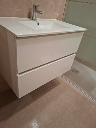 Mueble de baño con lavabo blanco