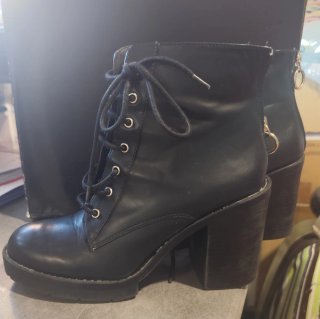 Botas negras con cordones y tacón