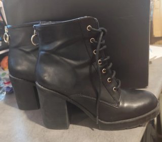 Botas negras con cordones y tacón