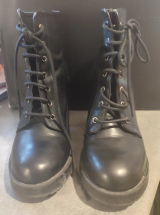 Botas negras con cordones y tacón