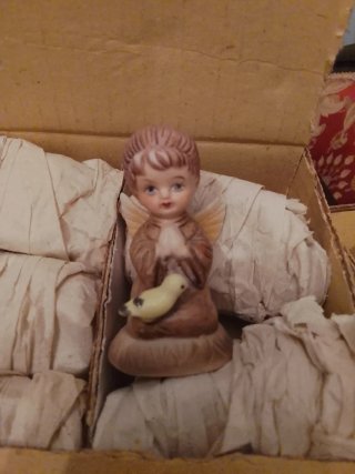 Angeli in ceramica con uccellino