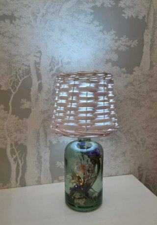 Lámpara de mesa de cristal y mimbre