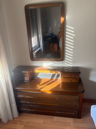 Tocador clásico de madera con espejo