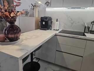 Encimera de cocina mármol y lavabo negro