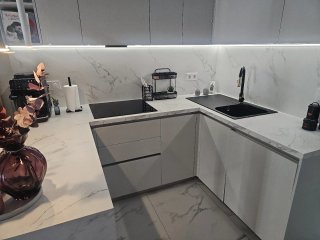 Encimera de cocina mármol y lavabo negro