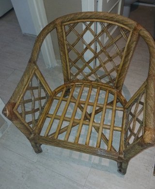 Sillón grande de mimbre semi-nuevo